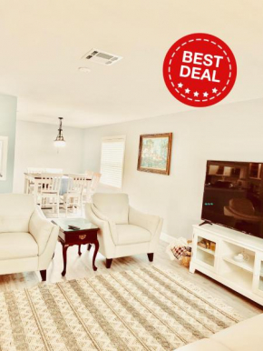 Naples Beachhouse - Minutes to the Beach & Mercato & Shopping and Dining